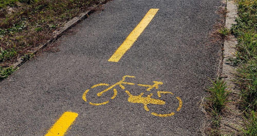 cyklotrasa s namaľovaným symbolom bicykla